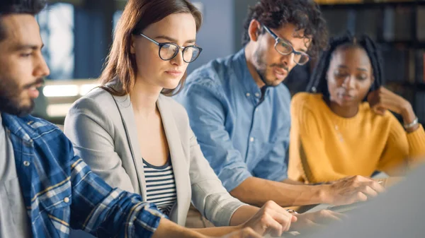 Equipo Diverso de Jóvenes y Brillantes Emprendedores de Internet y Especialistas en Oficinas tienen una reunión, hablando, usando computadoras portátiles, encontrando soluciones y resolviendo problemas. Jóvenes talentosos trabajando — Foto de Stock