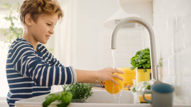 Akıllı Çocuk Salata Hazırlıyor, Biber Yıkıyor. Elleri Musluk Suyunun Altındaki Lavaboda. Genç Çocuğun Hijyenik Düzenleme Yaparken Yan Görünüm Portresi