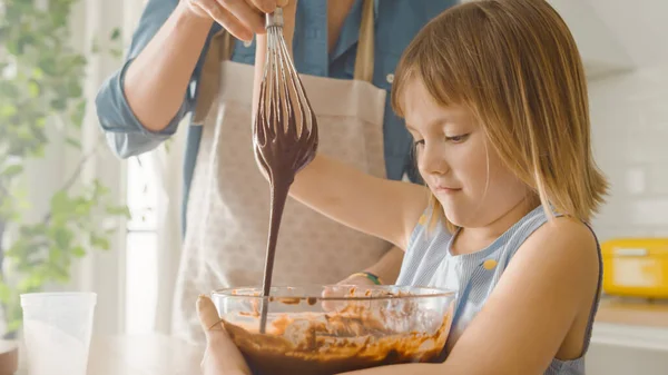 Na Cozinha: Retrato da Filha Fofa Misturando Farinha e Água para Criar Massa para Cupcakes. Família Cozinhar Muffins Juntos. Adoráveis crianças ajudando seus pais carinhosos — Fotografia de Stock