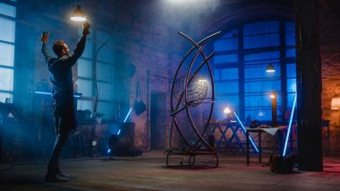 Genç Çağdaş Sanatçı az önce yaptığı bir heykeli düşünüyor ve sanat eseriyle gurur duyuyor. Profesyonel Üretici Metalden Modern Brutal Soyut Sanat Yapıyor.