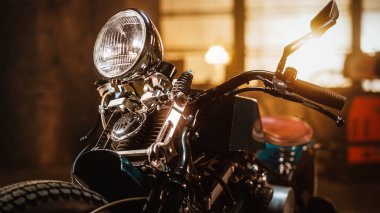 Otantik Yaratıcı Atölye 'de duran Bobber Motosikletinin Ayrıntılarını Kapat. Krom Motosiklet Farları, Çubuklar ve İlkbahar Şok Emicileri.