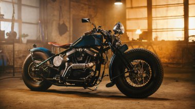 Orijinal Yaratıcı Atölye 'de duran Bobber Motosikleti. Garajda Kaliteli Motosiklet Lambası Altında.