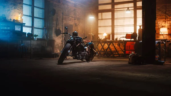 Custom Bobber Motorbike Standing in an Authentic Creative Workshop. Vintage Style Motorcycle Under Warm Lamp Light in a Garage. — Stock Photo, Image