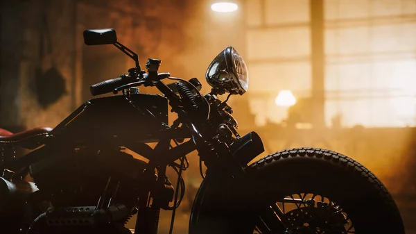 Custom Bobber Motorbike Standing in an Authentic Creative Workshop. Vintage Style Motorcycle Under Warm Lamp Light in a Garage. Profile View. — Stock Photo, Image