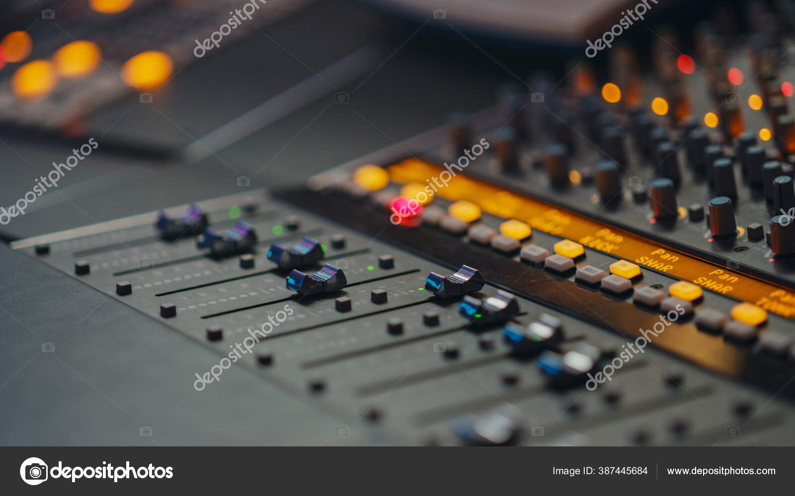 Modernes Musik-Record-Studio-Bedienpult mit Equalizer, Mischpult und  anderen professionellen Geräten. Schalter, Tasten, Fader, Schieberegler,  motorisierte Fader bewegen sich, nehmen auf, spielen Schlager ab.  Nahaufnahme – Stockfoto © Gorodenkoff #387445684, image size:1600x1000