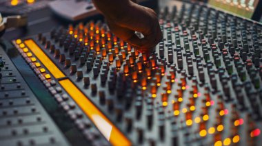 Yüzey Kontrol Masası EQ Karıştırıcısını kapat. Artist Works in the Music Record Studio. Düğmeler, Faders, Sliders to Broadcast, Record, Hit Song Çal.