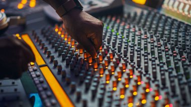 Yüzey Kontrol Masası EQ Karıştırıcısını kapat. Artist Works in the Music Record Studio. Düğmeler, Faders, Sliders to Broadcast, Record, Hit Song Çal.