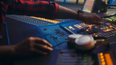 Ses Mühendisi, Müzik Yaratıcısı, Müzisyen, Müzik Kayıt Stüdyosunda Sanatçı Çalışmaları, Yüzey Kontrol Masası EQ Karıştırıcısını Kullanıyor. Düğmeler, Faders, Sliders to Broadcast, Record, Hit Song Çal.