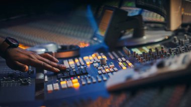 Bir Yüzey Kontrol Masası Ekolayzır Karıştırıcısının Yakın Çekimi. Buttons, Faders, Sliders to Broadcast, Record, Hit Song 'u çal. Sanatçı Müzik Kayıt Stüdyosunda Çalışıyor.