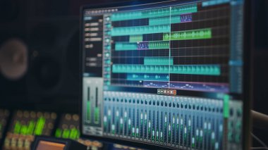 Modern Music Recording Studio Aletleri: DAW Digital Audio Workstation Software ve Track Song Playing 'in Bilgisayar Ekran Kullanıcı Arayüzü. Ses ve Müzik Kayıt ve Düzenleme Uygulaması