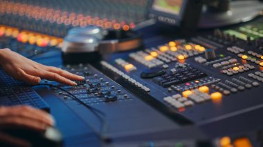 Equalizer, Mixer ve diğer profesyonel ekipmanlarla Modern Müzik Kayıt Stüdyosu Kontrol Masası. Düğmeler, Faders, Sliders, Motorize Faders Taşıyıcı, Plak, Hit Song. Yakın plan.