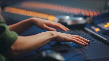 Müzik Mühendisi, Müzisyen, Müzik Kayıt Stüdyosunda Sanatçı Çalışmaları, Kontrol Masası Karıştırıcısı. Faders, Switchers, Buttons, Faders, Sliders to Broadcast, Record, Hit Song. Yakın plan.