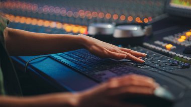 Müzik Mühendisi, Müzisyen, Müzik Kayıt Stüdyosunda Sanatçı Çalışmaları, Kontrol Masası Karıştırıcısı. Faders, Switchers, Buttons, Faders, Sliders to Broadcast, Record, Hit Song. Yakın plan.