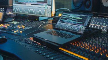 Modern Müzik Kayıt Stüdyosu Kontrol Masası, Dijital Ses İşlem Yazılımının Dizüstü Bilgisayar Ekran Arayüzünü Gösteren Kullanıcı Arayüzü Dengeleyici, Karıştırıcı ve Profesyonel Ekipman. Faders, Sliders. Kayıt. Yakın plan.