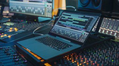 Modern Müzik Kayıt Stüdyosu Kontrol Masası, Dijital Ses İşlem Yazılımının Dizüstü Bilgisayar Ekran Arayüzünü Gösteren Kullanıcı Arayüzü Dengeleyici, Karıştırıcı ve Profesyonel Ekipman. Faders, Sliders. Kayıt. Yakın plan.