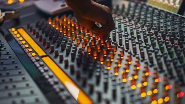 Close-up Shot van Surface Control Desk EQ Mixer. Artiest werkt in de Music Record Studio. Knoppen, Faders, Sliders to Broadcast, Record, Speel Hit Song. — Stockfoto