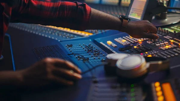 Close-up Shot of Audio Engineer, Music Creator, Muzyk, Artysta pracuje w studiu nagraniowym, używa powierzchni Control Desk EQ Mixer. Przyciski, Faders, Suwaki do transmisji, Nagrywanie, Zagraj Hit Song. — Zdjęcie stockowe