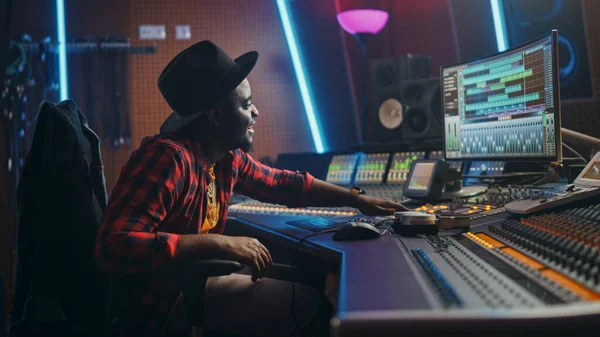 Portret van Audio Engineer Werken in Music Recording Studio, Gebruikt Mixing Board Creëer Modern Sound. Succesvolle Black Artist Musician Werken bij Control Desk. Plezier hebben, lachen. — Stockfoto
