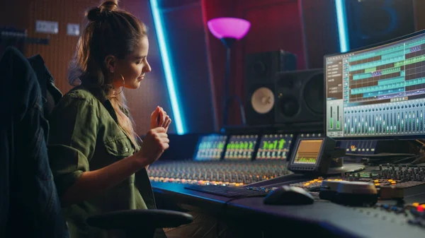 Elegante ingeniera de audio femenina que trabaja en Music Recording Studio, utiliza una placa de mezcla, software para crear sonido moderno. Artista creativa Músico trabajando en el escritorio de control para producir una nueva canción . — Foto de Stock