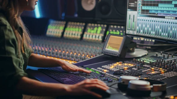 Vacker, Snygg kvinnlig ljudtekniker, Producent som arbetar i musikinspelningsstudio, Använder Mixing Board, Programvara för att skapa cool sång. Kreativ flicka konstnär musiker arbetar. — Stockfoto