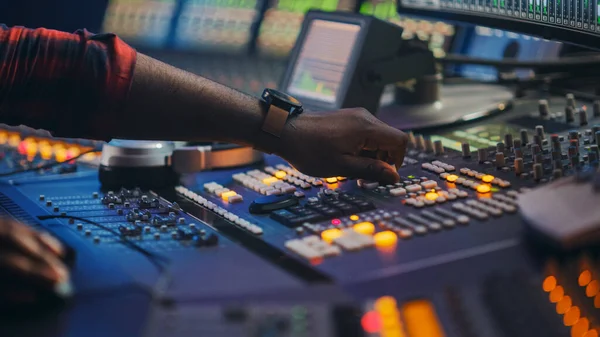 Audio Engineer, Music Creator, Musicus, Artiest werkt in de Music Record Studio, maakt gebruik van Surface Control Desk Equalizer Mixer. Knoppen, Faders, Sliders to Broadcast, Record, Speel Hit Song. — Stockfoto
