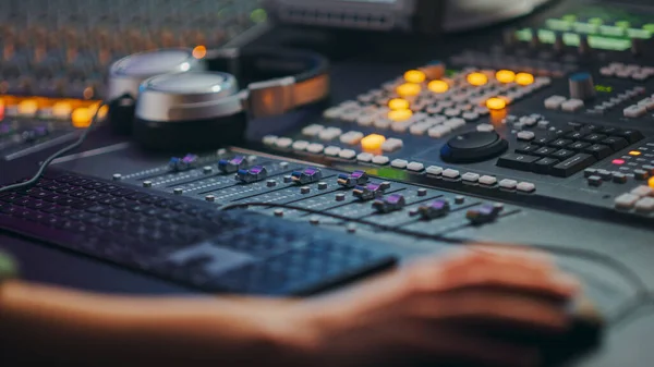 Close Up Shot of Hands of Audio Engineer and Producer Working in Music Recording Studio, Usos Mixing Board Crie Canção Moderna . — Fotografia de Stock