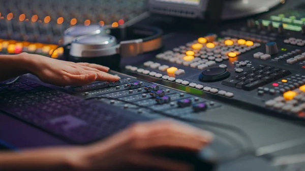 Audio Engineer, Musicus, Artiest werkt in de Music Record Studio, Control Desk Mixer. Vrouwelijke handen bewegende Faders, Switchers, Knoppen, Faders, Sliders naar Broadcast, Record, Speel Hit Song. Close-up — Stockfoto