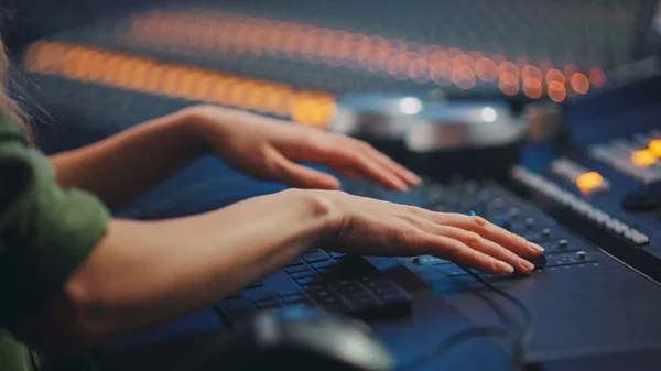 Audio Engineer, Musicus, Artiest werkt in de Music Record Studio, Control Desk Mixer. Vrouwelijke handen bewegende Faders, Switchers, Knoppen, Faders, Sliders naar Broadcast, Record, Speel Hit Song. Close-up — Stockfoto