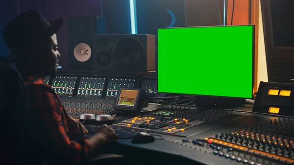 Retrato del elegante productor de ingeniería de audio que trabaja en Music Record Studio, utiliza computadora de pantalla verde, tablero mezclador, escritorio de control para crear una nueva canción. Artista negro creativo Músico — Foto de Stock