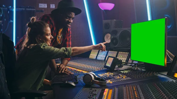 Productor e Ingeniero de Audio Trabajando juntos en Music Record Studio en un nuevo álbum, use una computadora de pantalla verde, un escritorio de control para mezclar y crear canciones exitosas. Colaboración de artistas y músicos — Foto de Stock