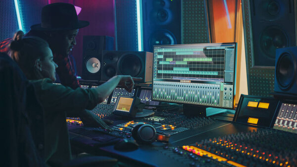 Продюсер и звукоинженер работают вместе в Music Records Studio над новым альбомом, Talk, Use Control Desk Equalizer, Mixing Board и над созданием новой песни. Художник и музыкант
