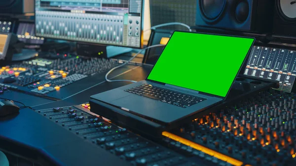 Modern Music Record Studio Control Desk with Green Screen Chroma Key Laptop, Equalizer, Mixer 및 기타 Professional Equipment. 스위치, 버튼, 페이더, 슬라이더. 음반 《 Play Songs 》. 클로즈업 — 스톡 사진