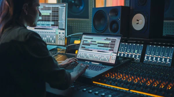 Modern Music Record Studio Control Desk with Laptop Screen Wyświetlanie interfejsu użytkownika Digital Audio Workstation Software. Equalizer, mieszalnik i profesjonalny sprzęt. Tłumiki, suwaki. Zapis. Zbliżenie — Zdjęcie stockowe