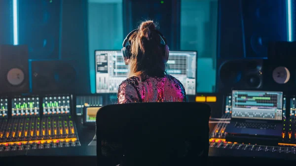 Artista, Músico, Ingeniero de Audio, Productor en Music Record Studio, utiliza el escritorio de control con pantalla de computadora que muestra la interfaz de usuario del software con reproducción de canciones. Baila. Vista trasera — Foto de Stock