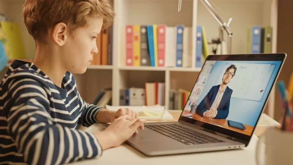Akıllı çocuk öğretmeniyle video görüşmesi için dizüstü bilgisayar kullanıyor. Ekranda Sınıftan Konuyu Açıklayan Öğretmenle Çevrimiçi Ders Gösteriliyor. E-Eğitim Mesafesi Öğrenme — Stok fotoğraf