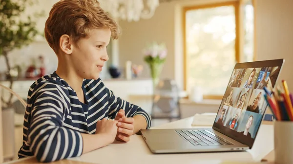 Cute Little Boy utiliza el ordenador portátil con el software de videollamada de conferencia para hablar con un grupo de familiares y amigos. Familia feliz conectada en línea —  Fotos de Stock