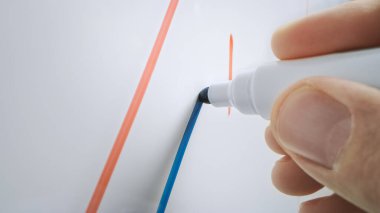 Mavi İşaretli Kalem Elle Tutulurken Makro Çekim. Whiteboard 'a çizim yapan kişi. Fineliner ile çizim.