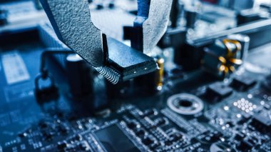Fabrika Makina İş Başında Makro Yakın Çekim: Yazdırılmış devre tahtası Robotik Kol, Yüzey Bağlı Teknoloji Mikroçipleri, Ana Kart İşlemcisi.