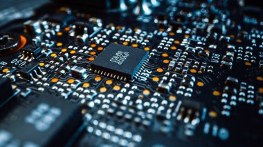 Bilgisayar Ana Kart Bileşenleriyle Yazdırılmış Devre Tahtasının Makro Yakın Çekimi: Mikroçip, İşlemci, Transistorlar. Elektronik Aygıtın İçinde.