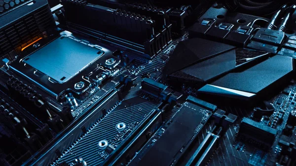 Makroaufnahme einer Leiterplatte mit Computermotherboard-Komponenten: Mikrochip, CPU-Prozessor, Transistoren. Im Inneren elektronischer Geräte, Teile des Supercomputers — Stockfoto