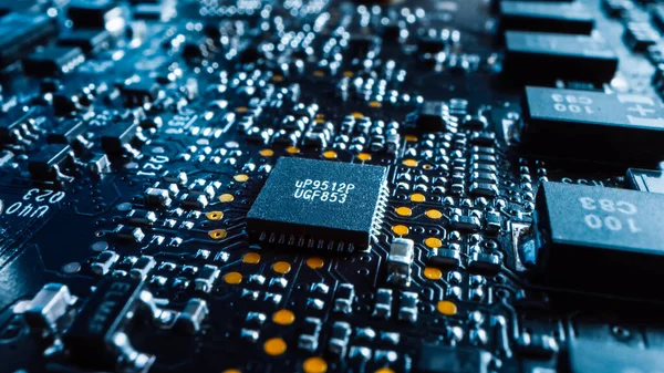 Macro da primo piano Colpo di microchip, processore CPU con scheda madre del computer a circuiti stampati con componenti: interno del dispositivo elettronico, parti di supercomputer. — Foto Stock