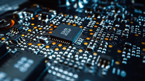 Macro Primer plano de la placa de circuito impreso con componentes de la placa base de la computadora: Microchip, procesador de CPU, transistores. Dentro del dispositivo electrónico . —  Fotos de Stock