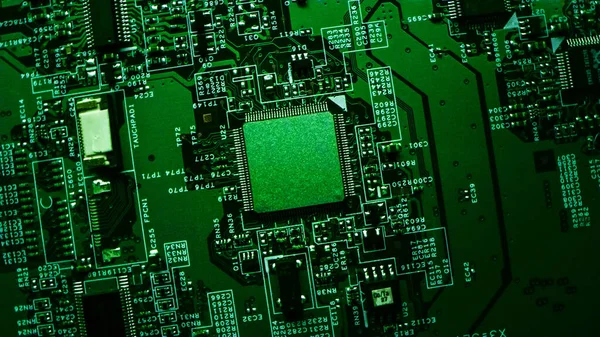 Makro detailní záběr mikročipu, procesor na Green Printed Circuit Board, počítačová základní deska s komponenty uvnitř elektronického zařízení, součást superpočítače. Lit by Green Light. — Stock fotografie