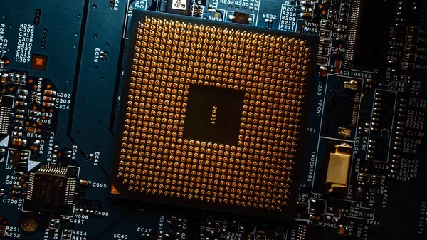 Makro-Nahaufnahme einer Computer-Hauptplatine mit CPU-Prozessorsockel. Leiterplatte: Das Innere elektronischer Geräte, Teile des Supercomputers. — Stockfoto