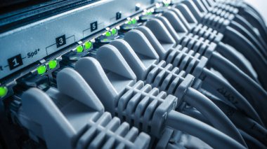 Macro Shot: Ethernet Veri Merkezi Kabloları Yanıp sönen Işıklar ile Yönlendirici Portlara Bağlandı. Telekomünikasyon: RJ45 Internet Connectors Modem LAN anahtarlarına bağlandı. Siber Güvenlik Veritabanı Çalışıyor
