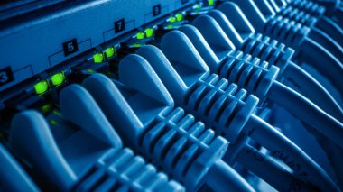 Macro Shot: Ethernet Veri Merkezi Kabloları Yanıp sönen Işıklarla Yönlendirici Portlara Bağlandı. Telekomünikasyon: RJ45 Internet Connectors Modem LAN anahtarlarına bağlandı. Hareket eden kamera. Soğuk Mavi Işıklandırma