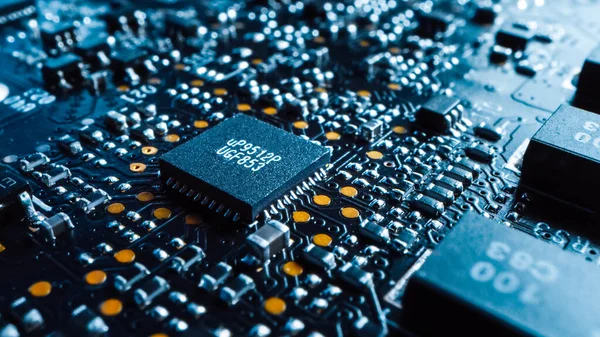 Nahaufnahme Makroaufnahme einer gedruckten Leiterplatte mit Computermotherboard-Komponenten: Mikrochip mit Zufallszahl darauf, CPU-Prozessor. Im Inneren elektronischer Geräte. — Stockfoto