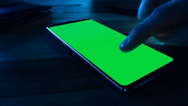 Close-up Macro: Modern Green Mock-up Screen Smartphone Fekszik az asztalon. Chroma kulcs nagy kivágott sablon. — Stock Fotó