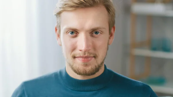 Portrett av Handsome Blonde Young Man Smiling, mens han ser på Camera. Lykkelig attraktiv fyr med blå øyne – stockfoto