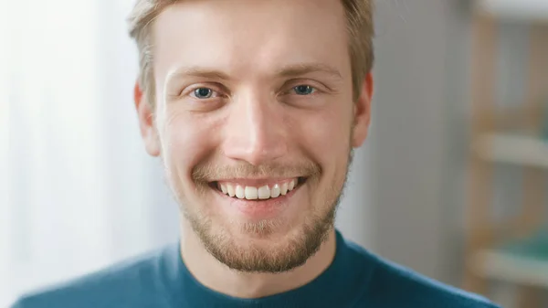 Portrett av Handsome Blonde Young Man Smiling, mens han ser på Camera. Lykkelig attraktiv fyr med blå øyne – stockfoto